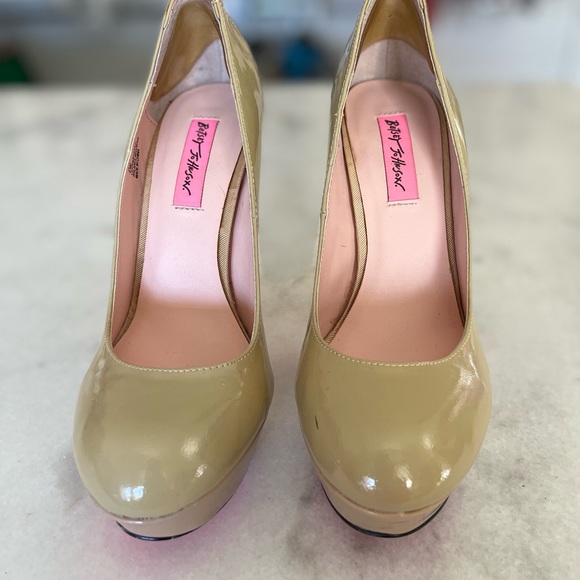 Sexy Back Betsy Johnson Nude Platform Heels - Picture 3 of 5